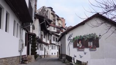 Veliko Tarnovo, Bulgaristan - 5 Şubat 2025 - Veliko Tarnovo kasabasındaki geleneksel evler