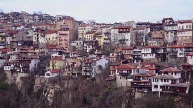 Veliko Tarnovo, Bulgaristan - 5 Şubat 2025 - Veliko Tarnovo kasabasının güzel manzarası
