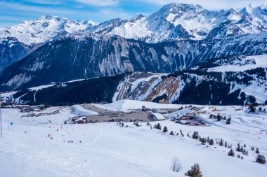 Courchevel, Fransa - 10 Mart 2025 - Courchevel Altiport Havaalanı