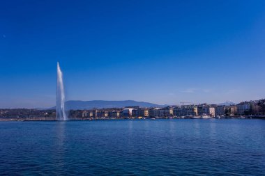 Cenevre, İsviçre - 5 Mart 2025 - Güneşli bir günde Cenevre Gölü Çeşmeli (Jet d 'Eau)