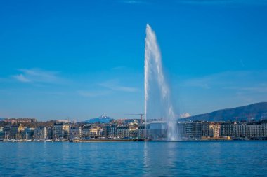 Cenevre, İsviçre - 5 Mart 2025 - Cenevre Gölü 'ndeki ünlü çeşme (Jet d' Eau)