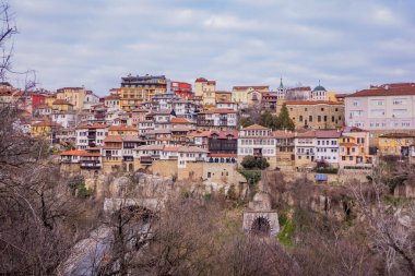 Veliko Tarnovo, Bulgaristan - 8 Şubat 2025 - büyüleyici Veliko Tarnovo kasabası 