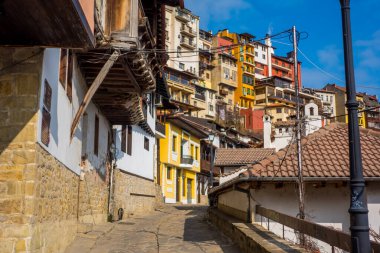 Veliko Tarnovo, Bulgaristan - 8 Şubat 2025 - Tarihi Veliko Tarnovo kasabasındaki geleneksel binalar