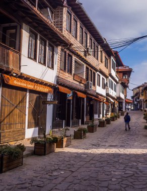 Veliko Tarnovo, Bulgaristan - 8 Şubat 2025 - Tarihi Veliko Tarnovo kasabasındaki geleneksel binalar