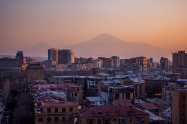Erivan, Ermenistan - 13 Şubat 2025 - Şelale Kompleksi 'nden Erivan' ın panoramik gün batımı görüntüsü