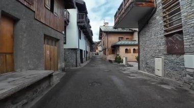 Courchevel, Fransa - 7 Mart 2025 - Courchevel 'deki geleneksel dağlık evler - Le Praz