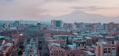 Erivan, Ermenistan - 13 Şubat 2025 - Şelale Kompleksi 'nden Erivan' ın panoramik gün batımı görüntüsü