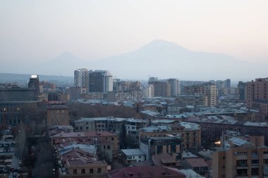 Erivan, Ermenistan - 13 Şubat 2025 - Şelale Kompleksi 'nden Erivan' ın panoramik gün batımı görüntüsü