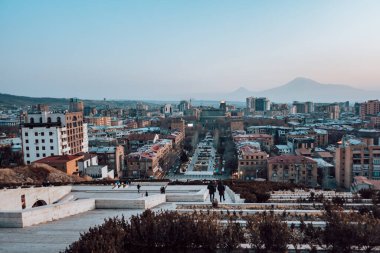 Erivan, Ermenistan - 13 Şubat 2025 - Şelale Kompleksi 'nden Erivan' ın panoramik gün batımı görüntüsü