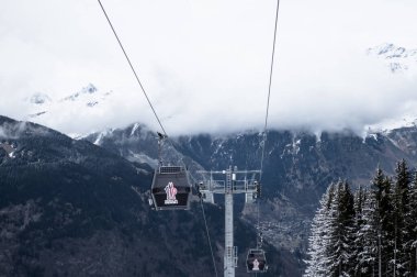 Courchevel, Fransa - 10 Mart 2025 - Courchevel 1850 'deki lüks kayak merkezinde gondollar