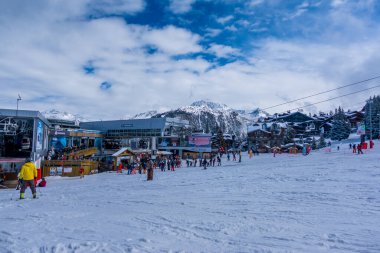 Courchevel, Fransa - 10 Mart 2025 - Courchevel 1850 kayak merkezinde kayakçılar