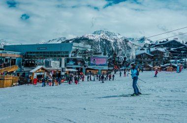 Courchevel, Fransa - 10 Mart 2025 - Courchevel 1850 kayak merkezinde kayakçılar