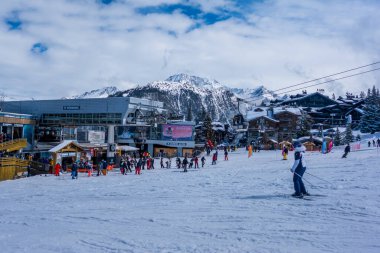 Courchevel, Fransa - 10 Mart 2025 - Courchevel 1850 kayak merkezinde kayakçılar