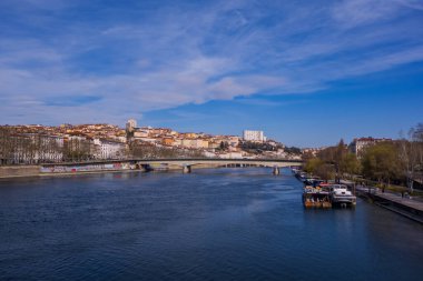 Lyon, Fransa - 7 Mart 2025 - Lyon 'daki Rhone Nehri kıyıları