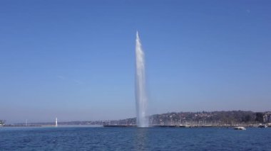 Cenevre, İsviçre - 5 Mart 2025 - Cenevre Gölü ve ünlü Jet d 'Eau (Cenevre Çeşmesi)