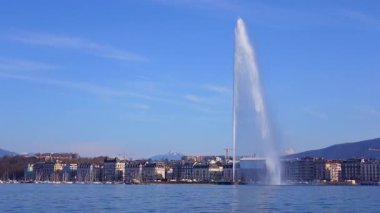 Cenevre, İsviçre - 5 Mart 2025 - Cenevre Gölü ve ünlü Jet d 'Eau (Cenevre Çeşmesi)