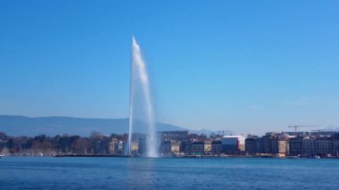 Cenevre, İsviçre - 5 Mart 2025 - Cenevre Gölü ve ünlü Jet d 'Eau (Cenevre Çeşmesi)