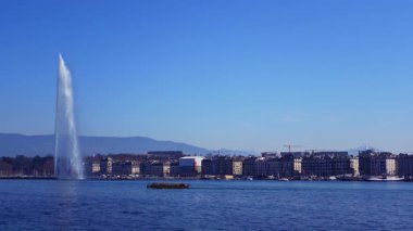 Cenevre, İsviçre - 5 Mart 2025 - Cenevre Gölü ve ünlü Jet d 'Eau (Cenevre Çeşmesi)
