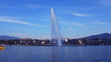 Cenevre, İsviçre - 5 Mart 2025 - Cenevre Gölü ve ünlü Jet d 'Eau (Cenevre Çeşmesi)