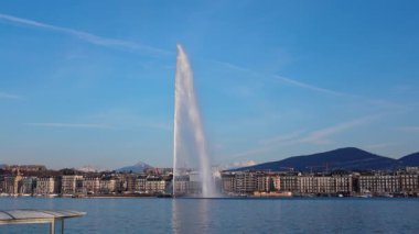 Cenevre, İsviçre - 5 Mart 2025 - Cenevre Gölü ve ünlü Jet d 'Eau (Cenevre Çeşmesi)