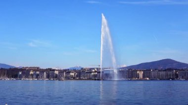 Cenevre, İsviçre - 5 Mart 2025 - Cenevre Gölü ve ünlü Jet d 'Eau (Cenevre Çeşmesi)