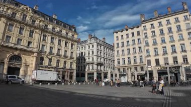 Lyon, Fransa - 7 Mart 2025 Lyon şehir merkezindeki Terreaux Meydanı