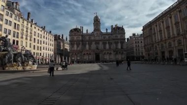 Lyon, Fransa - 7 Mart 2025 Lyon şehir merkezindeki Terreaux Meydanı