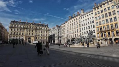 Lyon, Fransa - 7 Mart 2025 Lyon şehir merkezindeki Terreaux Meydanı