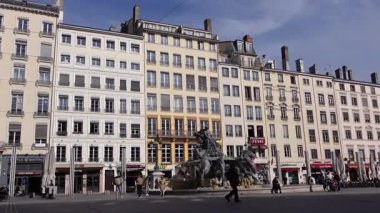 Lyon, Fransa - 7 Mart 2025 Lyon şehir merkezindeki Terreaux Meydanı