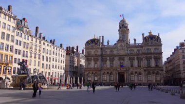 Lyon, Fransa - 7 Mart 2025 Lyon şehir merkezindeki Terreaux Meydanı