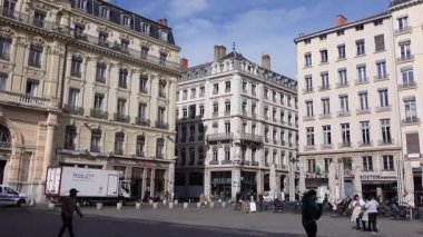 Lyon, Fransa - 7 Mart 2025 Lyon şehir merkezindeki Terreaux Meydanı