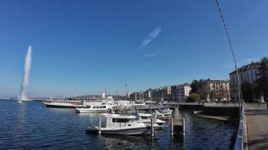 Cenevre, İsviçre - 5 Mart 2025 - Cenevre Gölü 'ndeki Cenevre Çeşmesi 