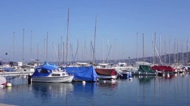 Cenevre, İsviçre - 5 Mart 2025 - Cenevre Gölü 'nde teknelerin gizli çekimi