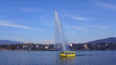 Cenevre, İsviçre - 5 Mart 2025 - Cenevre Gölü 'ndeki feribotlar