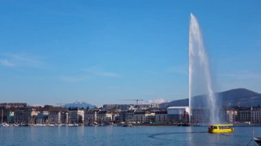 Cenevre, İsviçre - 5 Mart 2025 - Cenevre Gölü 'ndeki feribotlar