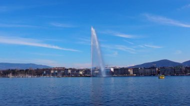 Cenevre, İsviçre - 5 Mart 2025 - Cenevre Gölü 'ndeki feribotlar