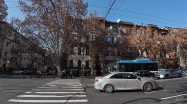 Erivan, Ermenistan - 14 Şubat 2025 - Erivan, Ermenistan 'da gizli sokak sahnesi 