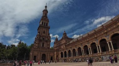 Seville, İspanya - 10 Mayıs 2025 - Sevilla 'daki İspanya Meydanı (Plaza de Espana) halkı