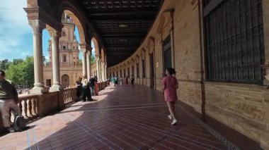 Seville, İspanya - 10 Mayıs 2025 - Sevilla 'daki İspanya Meydanı (Plaza de Espana) halkı