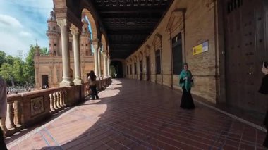 Seville, İspanya - 10 Mayıs 2025 - Sevilla 'daki İspanya Meydanı (Plaza de Espana) halkı