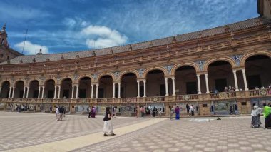 Seville, İspanya - 10 Mayıs 2025 - Sevilla 'daki İspanya Meydanı (Plaza de Espana) halkı