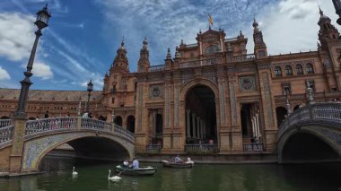 Seville, İspanya - 10 Mayıs 2025 - Sevilla 'daki İspanya Meydanı (Plaza de Espana) halkı