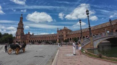 Seville, İspanya - 10 Mayıs 2025 - Sevilla 'daki İspanya Meydanı (Plaza de Espana) halkı