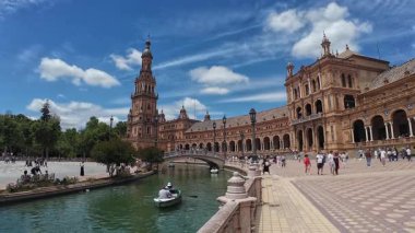 Seville, İspanya - 10 Mayıs 2025 - Sevilla 'daki İspanya Meydanı (Plaza de Espana) halkı