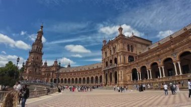 Seville, İspanya - 10 Mayıs 2025 - Sevilla 'daki İspanya Meydanı (Plaza de Espana) halkı