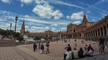 Seville, İspanya - 10 Mayıs 2025 - Sevilla 'daki İspanya Meydanı (Plaza de Espana) halkı