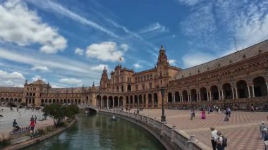 Seville, İspanya - 10 Mayıs 2025 - Sevilla 'daki İspanya Meydanı (Plaza de Espana) halkı