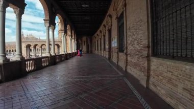 Seville, İspanya - 10 Mayıs 2025 - Sevilla 'daki İspanya Meydanı (Plaza de Espana) halkı