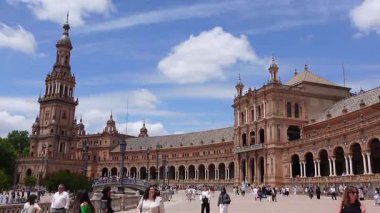 Seville, İspanya - 10 Mayıs 2025 - Sevilla 'daki İspanya Meydanı (Plaza de Espana) halkı