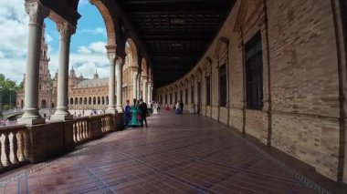 Seville, İspanya - 10 Mayıs 2025 - Sevilla 'daki İspanya Meydanı (Plaza de Espana) halkı